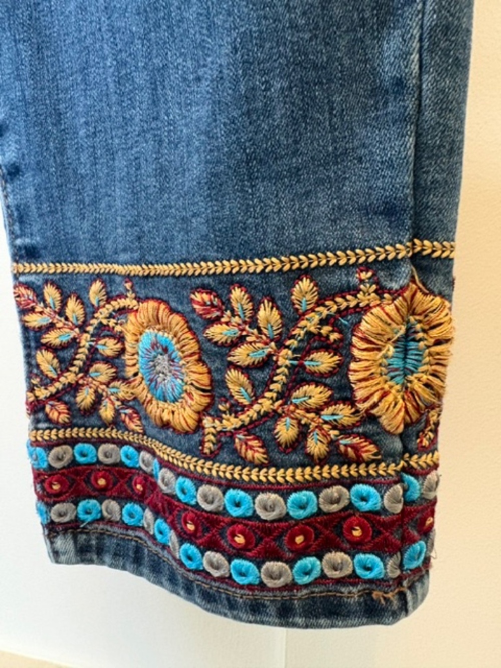 FDJ French Dressing Jeans Olivia sz 10 blue denim 28 in inseam deco embroidery